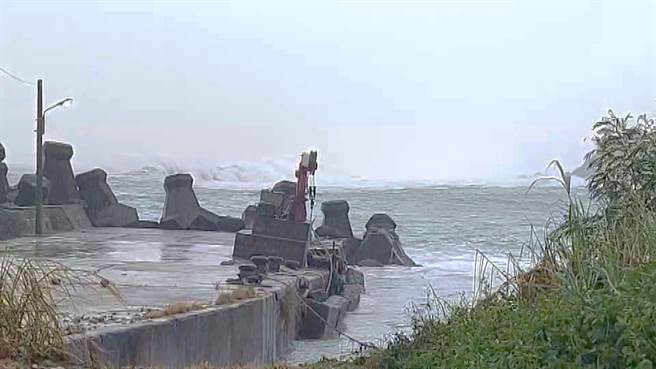受玛娃颱风外围环流影响，台东成功镇基翚渔港码头地基遭大浪淘空，作业吊台倾斜。（萧嘉蕙摄）