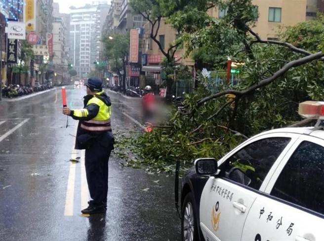 中和分局派員在場管制。（警方提供）