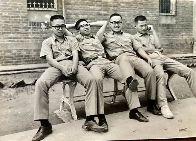 罗大佑（右一）就读雄中高三时的模样。（大右音乐提供）