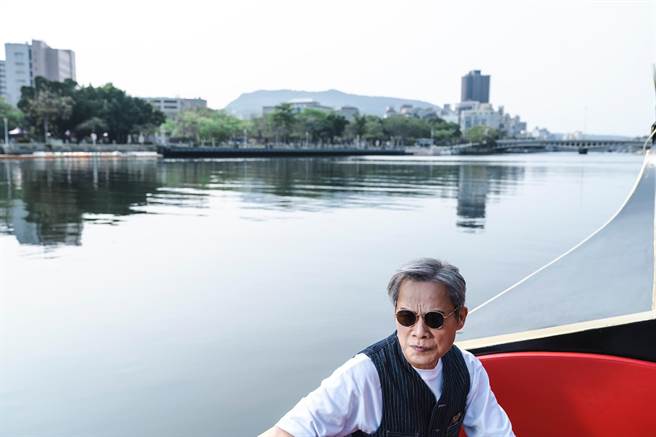 罗大佑的音乐起源，来自爱河流经的盐埕区。（大右音乐提供）