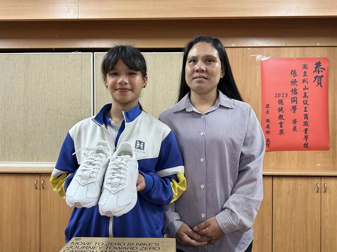 关山工商张欣怡(左)与母亲合影。(蔡旻妤摄)