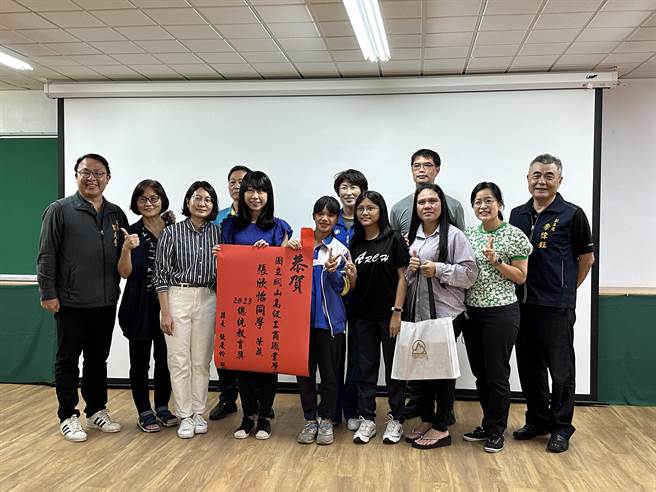 关山工商张欣怡获总统教育奖，全校师生都替她开心。