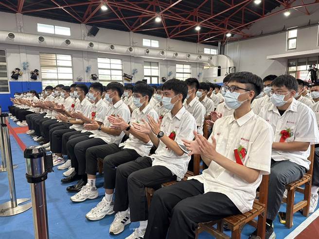 花莲私立四维高中闻名全国的2秒7下「四维掌」睽违3年重现毕业典礼，让校方相当感动，直呼「这就是四维人的精神」。（罗亦晽摄）