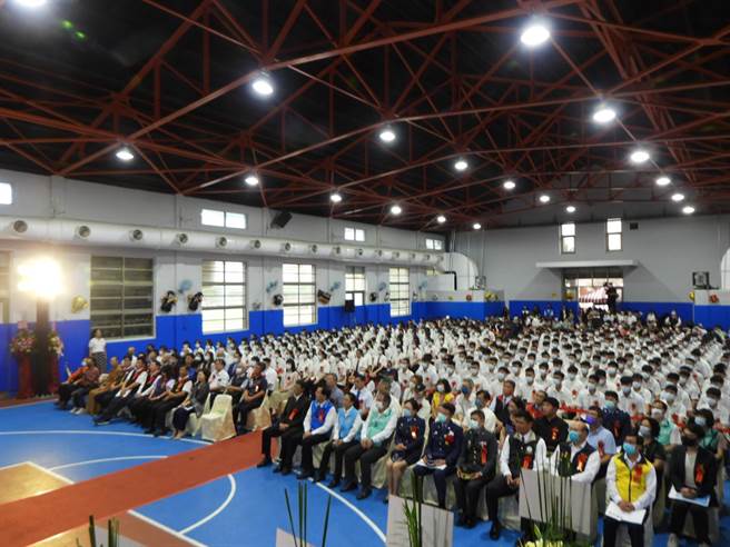 花莲私立四维高中今天举办毕业典礼。（罗亦晽摄）