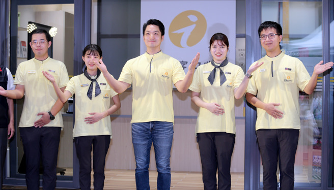 台北市长蒋万安（中）31日出席西门町游客中心开幕活动，穿上服务员的制服，张开双手欢迎国内外旅客一起来体验全新的友善旅游环境。（黄世麒摄）