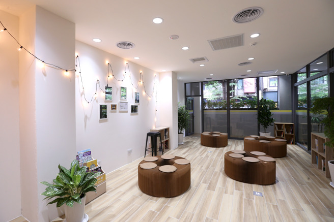 台北市观传局携手警察局打造全新的西门町游客中心31日开幕，除设有游客谘询服务柜台、友善厕所，更首创旅客休憩阅读空间及行李寄放服务，并有机动派出所进驻，共同打造友善旅游空间、维护在地旅游安全。（黄世麒摄）