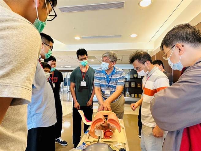 ATLS讲师以不同的外伤情境教导学员。（大千医院提供／李京升苗栗传真）