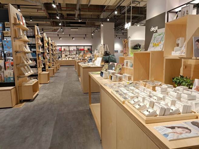 茑屋LaLaport台中店书店规划了一整条的文具杂货街。摆放着各式个性丰富的杂货，为日常生活增添色彩。（茑屋书店提供／冯惠宜台中传真）