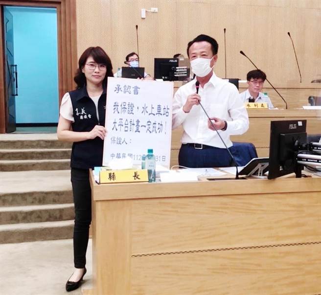 国民党嘉义县议员詹琬蓁拿出看板要嘉义县翁章梁签署遭拒，但两人仍留下合影。（詹琬蓁提供∕吕妍庭嘉义传真）