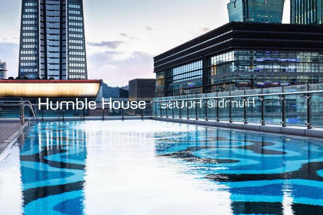 寒舍艾丽酒店将在7楼户外泳池举办信义区唯一101景观泳池派对，住房专案每晚7,600元起。（图／寒舍艾丽酒店）