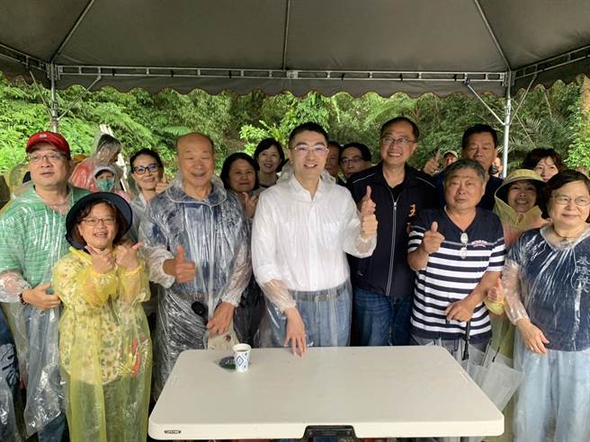 ▲基隆市长谢国梁（中）与前议员王醒之（右三）及民眾一同至暖暖大菁农场体验蓝染手作工艺。（徐佑升摄）