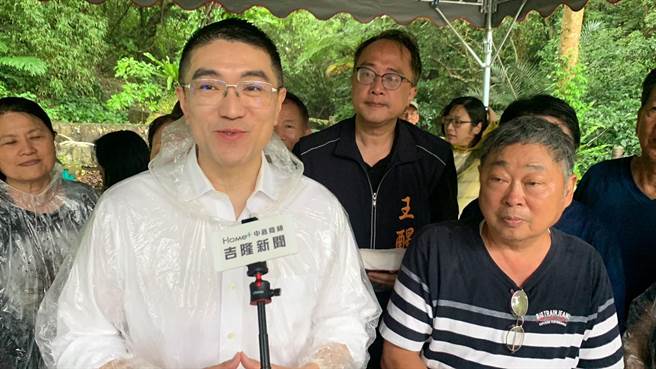 ▲基隆市长谢国梁（左）表示，暖暖有这么棒的在地特色文化产业，市府会思考如何推广给更多外县市游客知道，促进经济观光发展。（徐佑升摄）