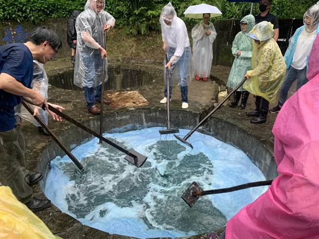 ▲基隆市长谢国梁（中）实际体验在俗称「菁礐」的染池中搅拌染剂。（徐佑升摄）
