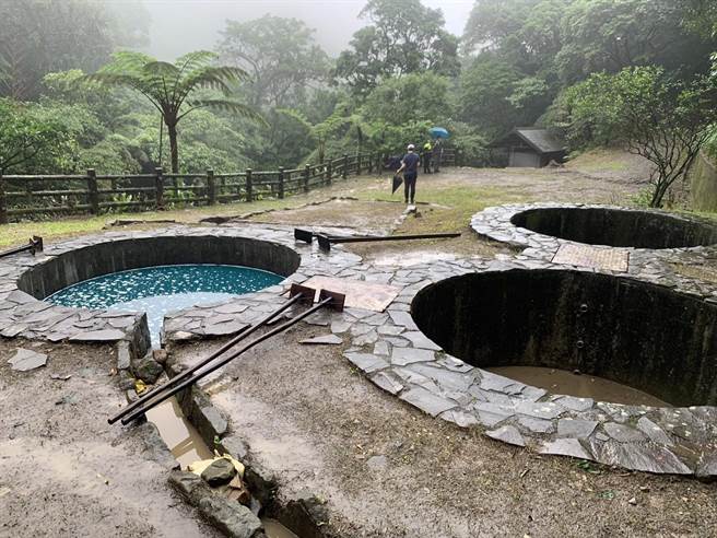▲大菁农场内有按照传统古法「復刻」出具有「三圆一方」特色的染池，相当特别。（徐佑升摄）