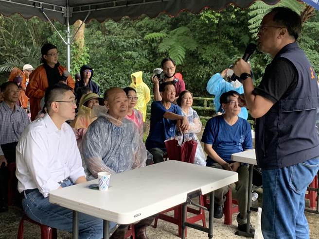 ▲基隆市传统文艺农业协会理事长王醒之（右一）向市长谢国梁（左一）与民眾说明暖暖大菁的「蓝染产业链」过去的辉煌歷史。（徐佑升摄）