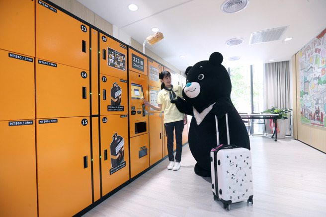 台北市观传局携手警察局打造全新的西门町游客中心31日开幕，除设有游客谘询服务柜台、友善厕所，更首创旅客休憩阅读空间及行李寄放服务（见图），并有机动派出所进驻，共同打造友善旅游空间、维护在地旅游安全。（黄世麒摄）
