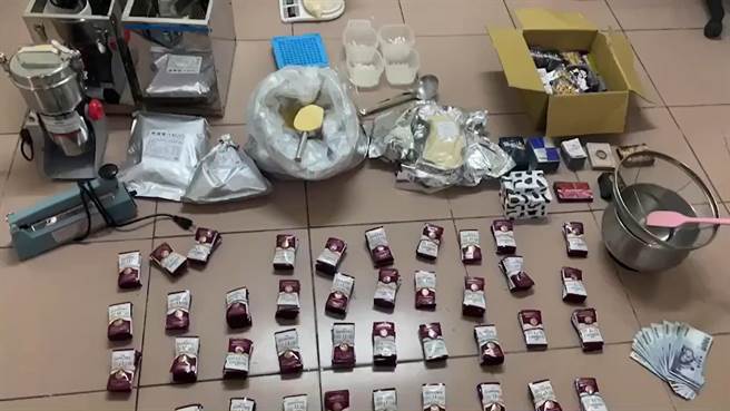 警方查扣毒咖啡包、分装器具等证物。（警方提供）