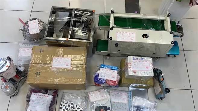 警方查扣毒咖啡包、分装器具等证物。（警方提供）