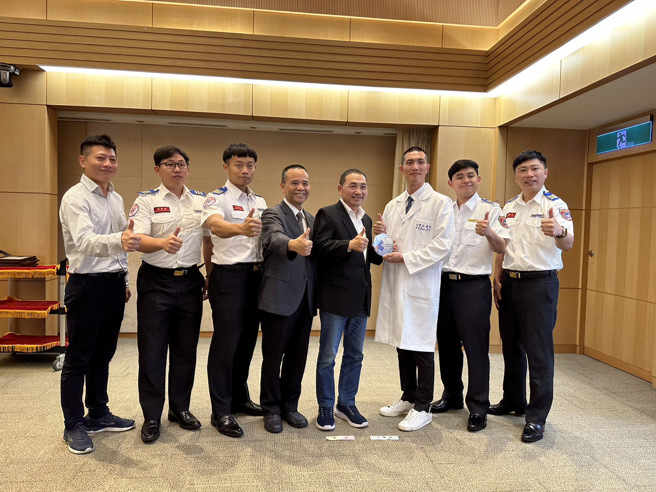 消防局局长李清安、内湖三军总医院急诊医学部白丰诚医师、板桥中队队员陈冠佑、淡水分队队员苏韦祯、海山分队队员宋威仪、新庄分队队员刘光祖等高级救护技术员，在今天新北市政会议上献奖。(新北消防局提供)