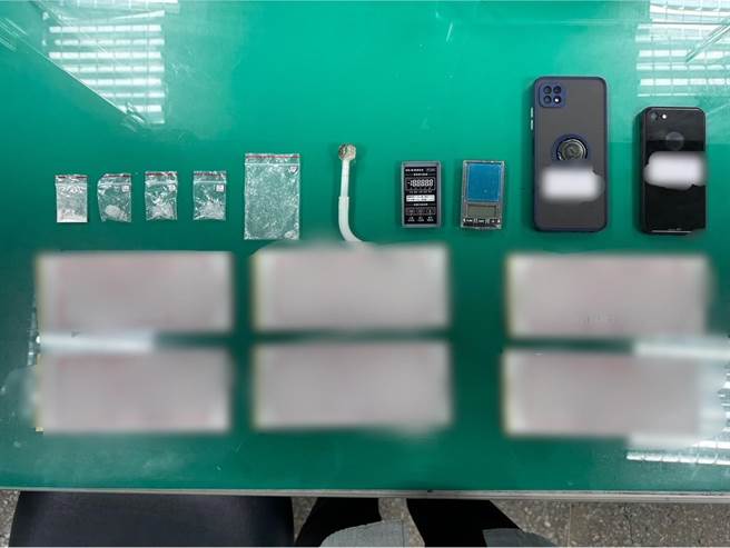 警方查获安非他命、吸食器、手机等犯罪证物。（翻摄照片／林郁平台北传真）