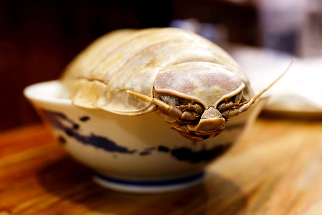 路透社、CNN等报导在台湾爆红的「大王具足虫拉麵」，引发国外网友热议。（图／路透社）