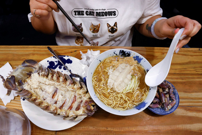 路透社拍摄台湾人享用大王具足虫拉麵。（图／路透社）