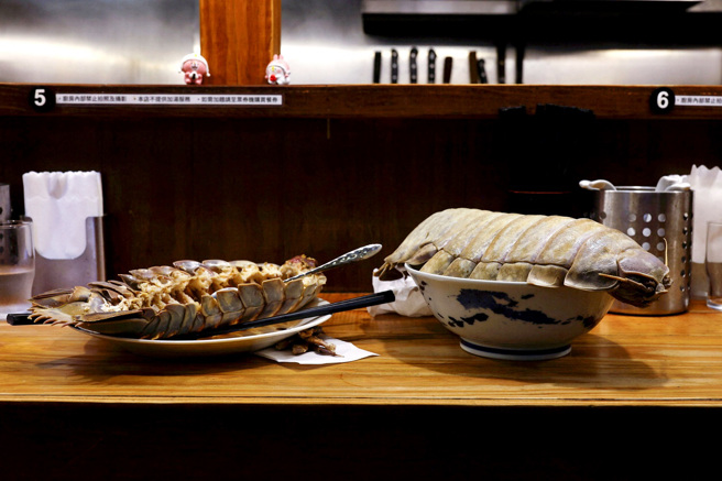 路透社拍摄台湾人享用大王具足虫拉麵。（图／路透社）