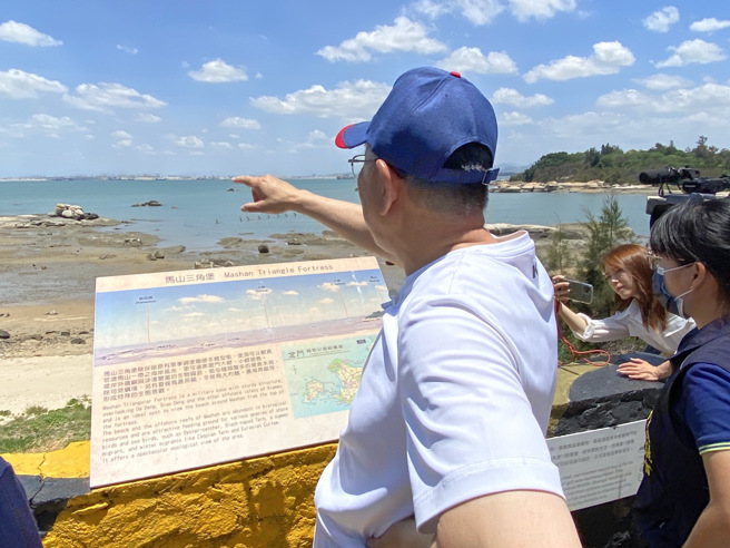 柯文哲看金厦大桥预定地。（于家麒摄）