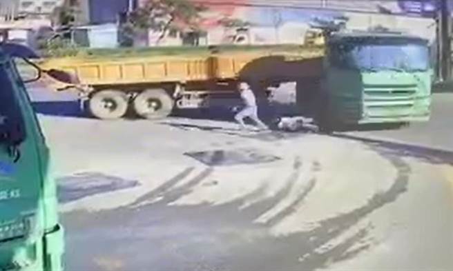 砂石车大迴转，机车骑士惊险逃命。(取自脸书重机车友 ❘ 各区路况天气、资讯分享中心／吕筱蝉桃园传真)