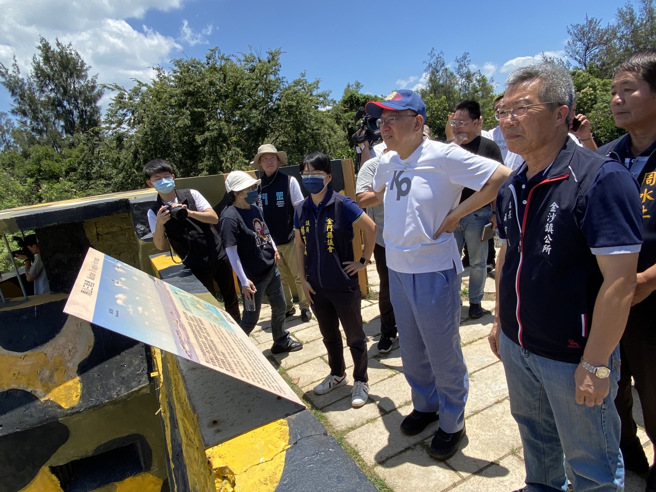 柯文哲看金厦大桥预定地。（于家麒摄）