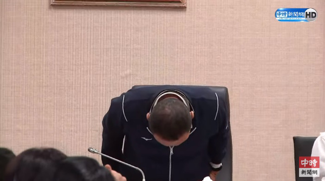 国民党2024总统参选人、新北市长侯友宜31日赴立法院拜会党籍立委，向所有立委鞠躬致意。（图／截自中时新闻网YT直播）