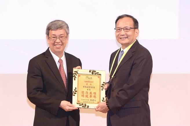 行政院长陈建仁（左）颁发惩诈英雄奖项给彰化县警局长张国雄（右）。（警方提供／孙英哲彰化传真）