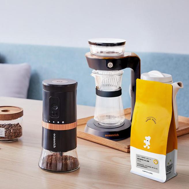 cama会员年中庆，于指定门市购买经典萃取旋转咖啡机、便携式电动磨豆机，即赠半磅咖啡豆一包(口味任选)。（图／cama cafe'提供）
