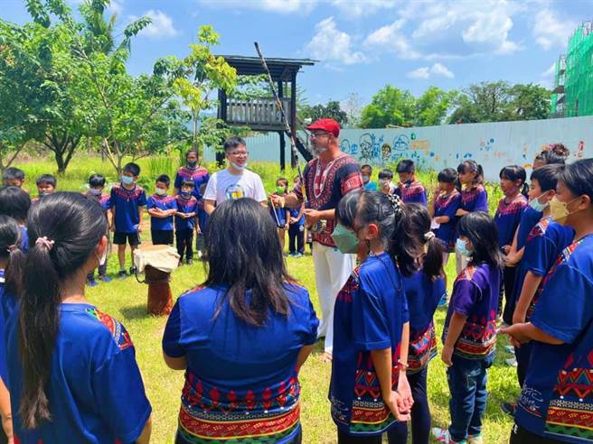 Jean教授来台后前往高雄市立巴楠花部落国民中小学和高雄市瑞丰国民中学进行探访和演讲。（翻摄照片／高雄洪靖宜传真）