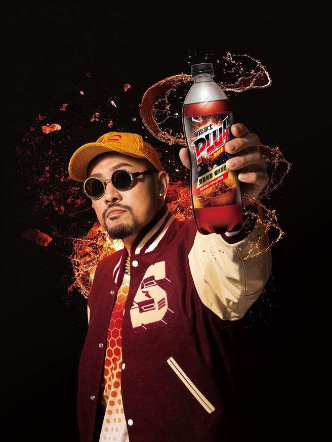 MC HotDog热狗受邀成为「黑松沙士PLUS强碳酸」年度代言人，同时改编经典歌曲唱出品牌调性。（黑松提供）