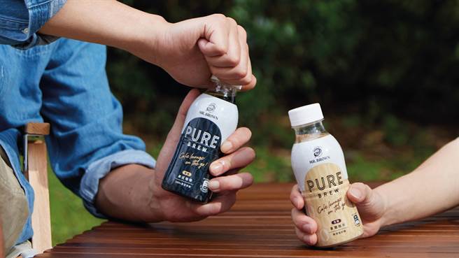 伯朗咖啡全新推出350ml轻巧宝特瓶咖啡「伯朗Pure Brew美式咖啡(无糖)」、「伯朗Pure Brew拿铁咖啡」。（金车提供）