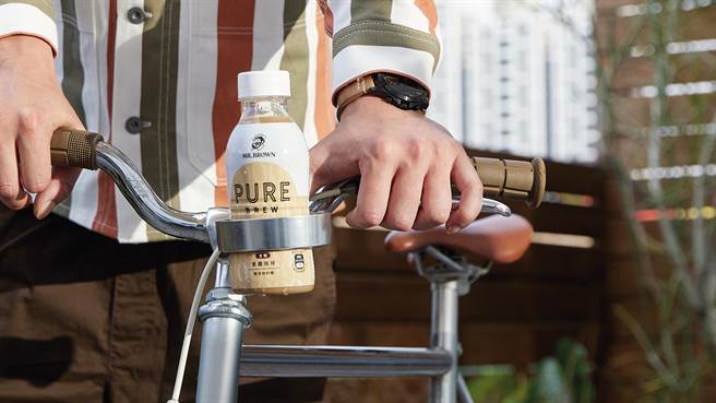 「伯朗Pure Brew咖啡系列」特别选用350ml轻巧的圆润曲线宝特瓶，增加饮用与携带的便利性及时尚感。（金车提供）