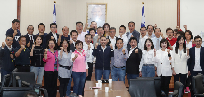 国民党总统参选人、新北市长侯友宜（前排右七）31日赴立法院，拜会国民党立法院党团，侯友宜与党团成员们一起喊口号，展现团结胜选的气势。（刘宗龙摄）