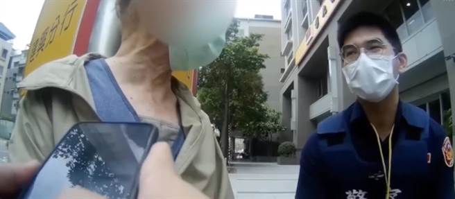 93岁张翁近期学会使用智慧型手机后，落入诈骗陷阱。（高市三民二分局提供／杨舒婷高雄传真）