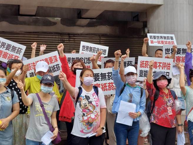 家长认为纸菸应比照加热菸，进行「健康风险评估」。（陈鸿伟翻摄）