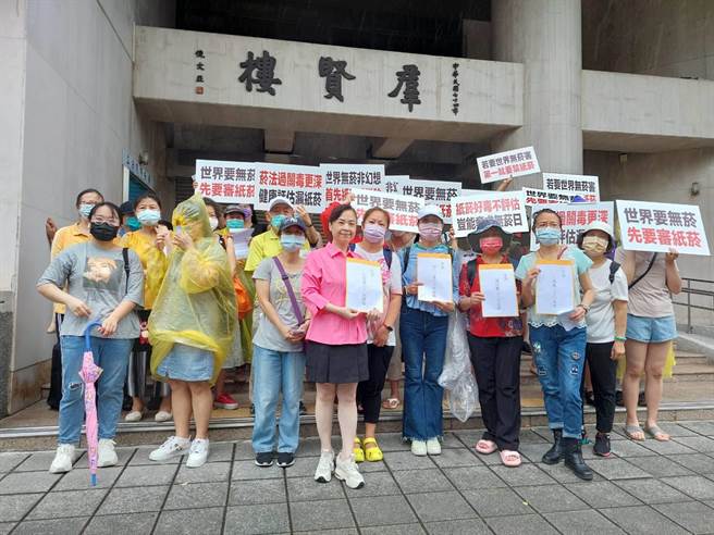 「世界无菸日」，50余家长冒着风雨前往立院陈情。（陈鸿伟翻摄）