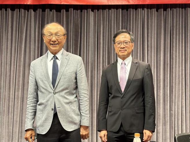 （顺天建设董事长柯兴树(左)、总经理林丙申今(31)日在股东会合影。图／曾丽芳）