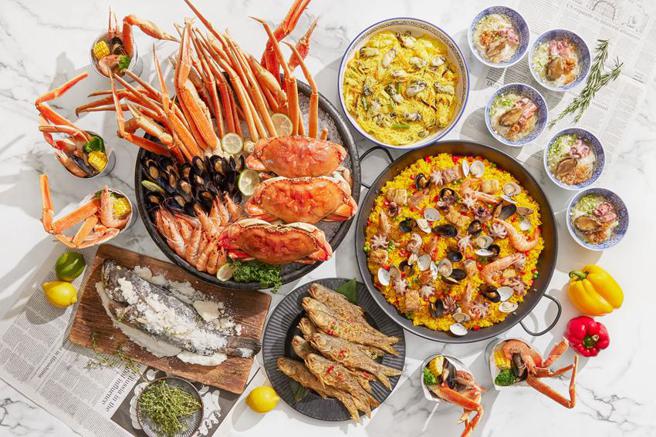 （台北寒舍艾美酒店探索厨房推出「炎夏盛宴」，主打澎湖直送的海鲜料理、霸气澎湃松叶蟹海鲜桶、中东串烧、巴西烧烤。图／寒舍艾美酒店提供）