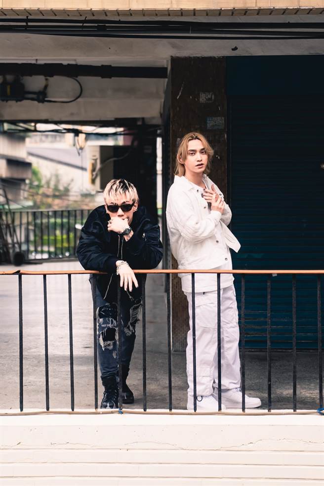 SKY-HI（右）新歌找来ØZI一起合作，并到台北取景拍MV。（avex提供）