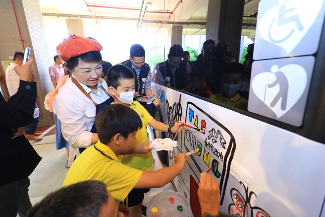 卢秀燕市长化身美术老师与学童彩绘公车。(图/臺中市政府新闻局提供)