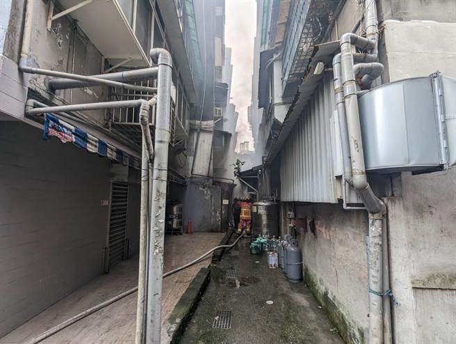 汐止区移工宿舍中午发生火警。（民眾提供）