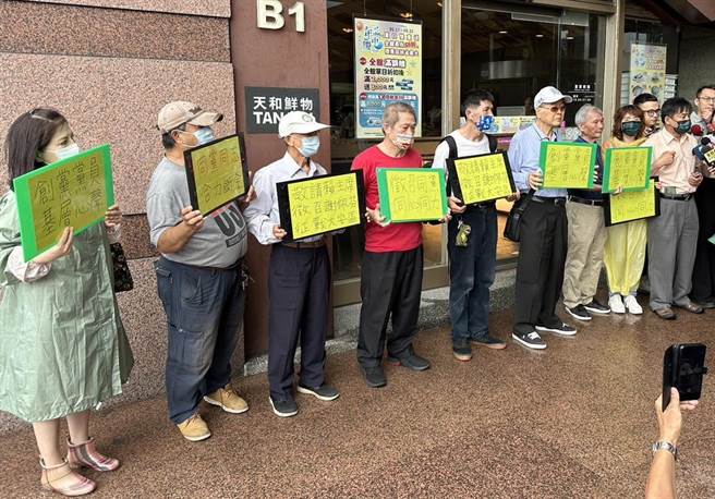 創黨大安區黨員抗議與他黨合作 力挺自家人謝佩芬。(曾薏蘋攝)