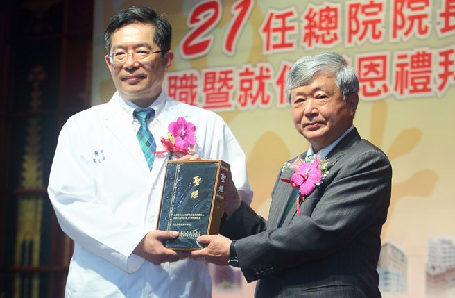 马偕纪念医院31日举行第21任总院院长授职暨就任感恩礼拜，马偕纪念医院董事会董事长萧聪颖（右）致赠圣经给新任总院院长张文瀚（左）。（张铠乙摄）