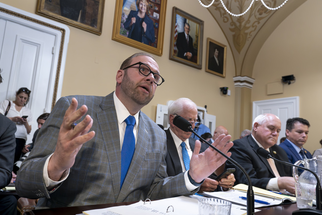 美国联邦眾议院程序委员会30日就提高债务上限协商法案进行表决。(图/美联社)