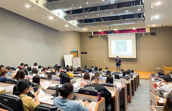 为了健全工业行政管理及瞭解工厂营运实况，新北市经发局6月1日起至7月10日展开实地访查，派出222名调查员，走访辖内约2万家工厂。（经发局提供）